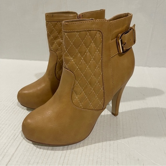 Women’s Beige Faux Leather Heel Booties Size 6 US! - Picture 2 of 7